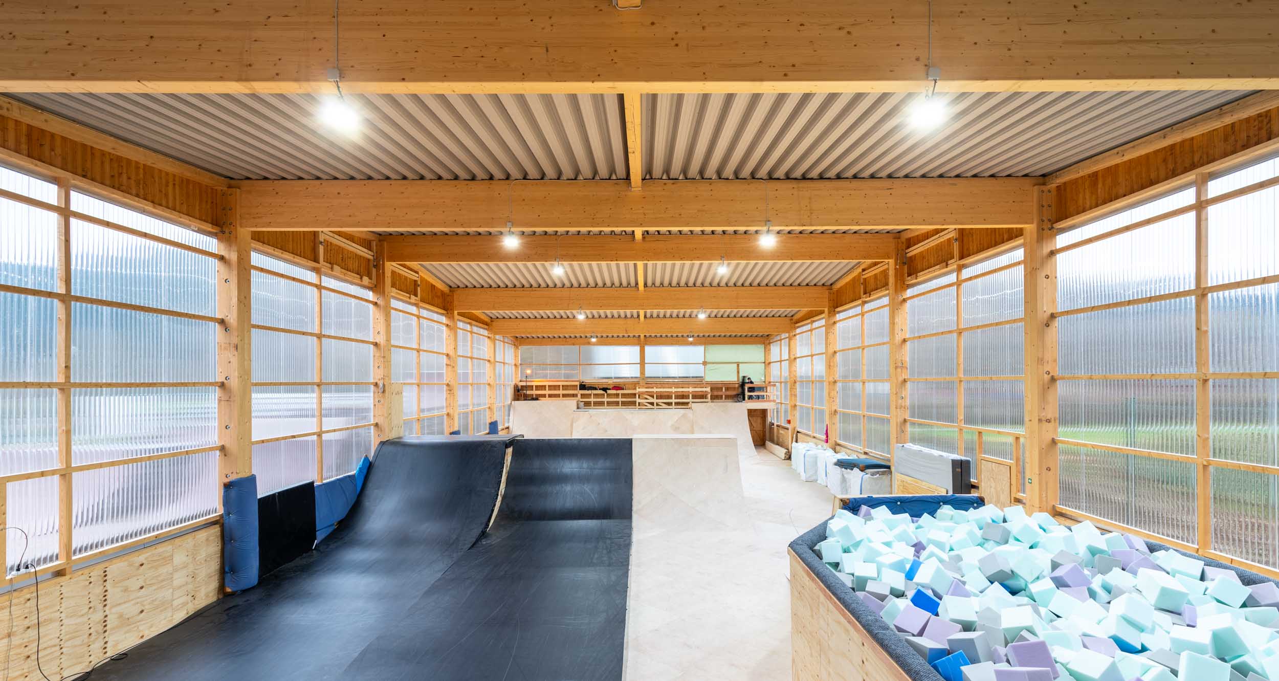 bmx Halle mit Foampit und Rampen
