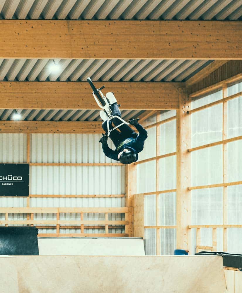 bmx halle perfekt ausgeleuchtet